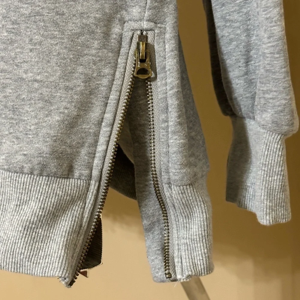 Light Gray Turtleneck Sweatshirt with Soft Texture Sz Large